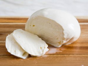 طريقة عمل الجبنة الموزاريلا ...بثلاث مكونات فقط