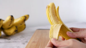 طريقة تخزين الموز بطريقة مبتكرة لاعادة استخدامه