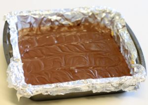 حلويات بدون فرن قطع الشوكولاتة بزبدة الفول السوداني