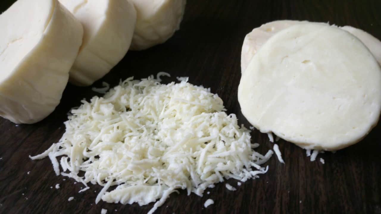 عمل الجبنة الموتزاريلا من اللبن القاطع