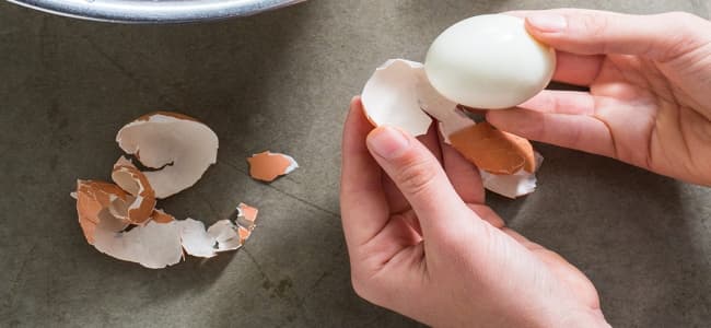 الطريقة الأسهل والأسرع عند تقشير البيض بسرعة البرق