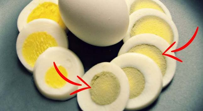 سبب ظهور اللون الأخضر في البيض المسلوق وهل هو خطير