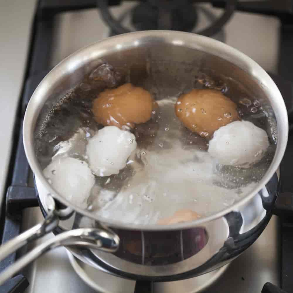 سر إضافة الملح أثناء سلق البيض سيدهشك