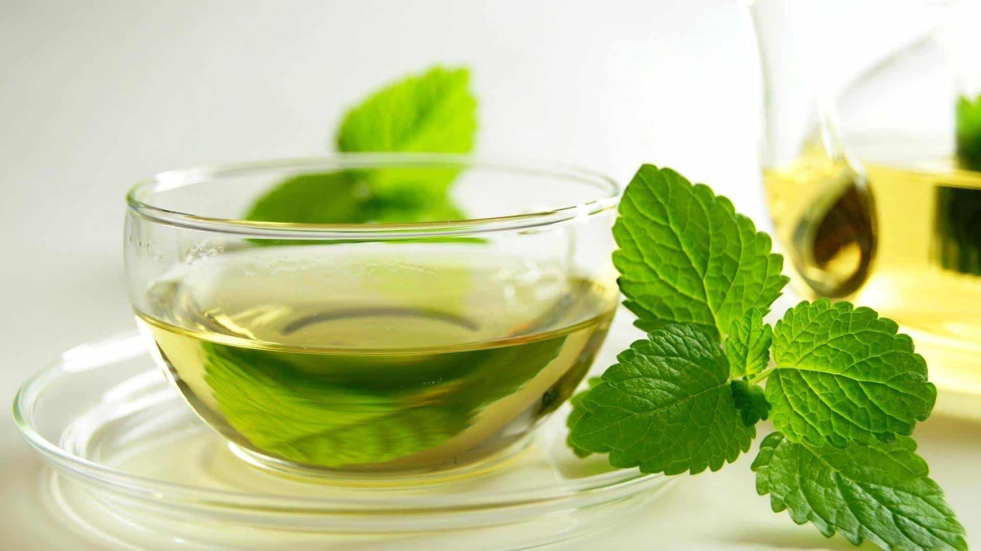 الشاي الأخضر أو ​​الشاي الأسود المحتوي على الكافيين