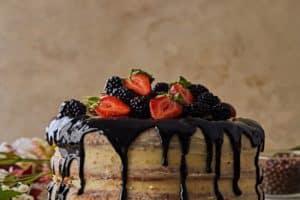 Cómo decorar un pastel de chocolate con dibujos de manera sencilla - Dulces  para comer en dos minutos