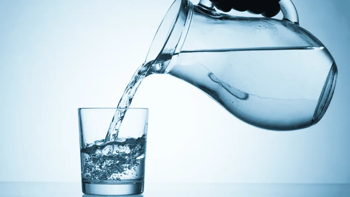 شرب الكثير من الماء يوميًا لحرق السعرات الحرارية