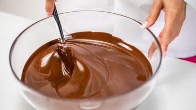 Cómo hacer salsa de chocolate para pastel.