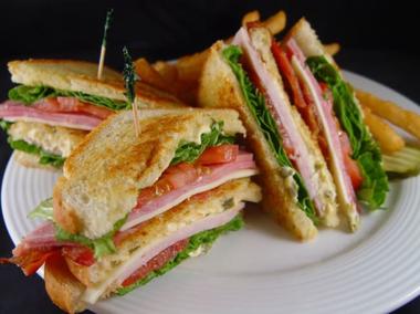 Cómo hacer un sándwich club rápido y fácil: cómelo en dos minutos