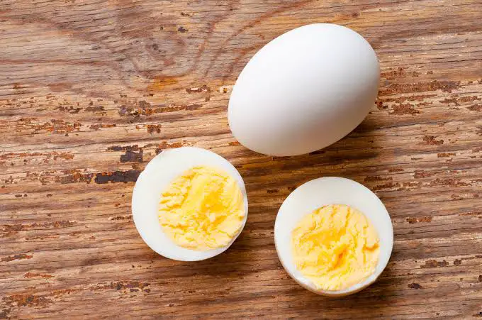 كم تحتوي البيضة على بروتين