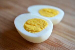 كم سعرة حرارية في البيضة المسلوقة الواحدة