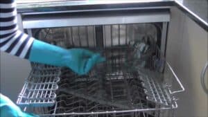 كيفية تنظيف جلاية الأطباق